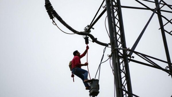 Pimpri Chinchwad: Man Rescued from 132 kV Transmission Tower Following Power Shutdown